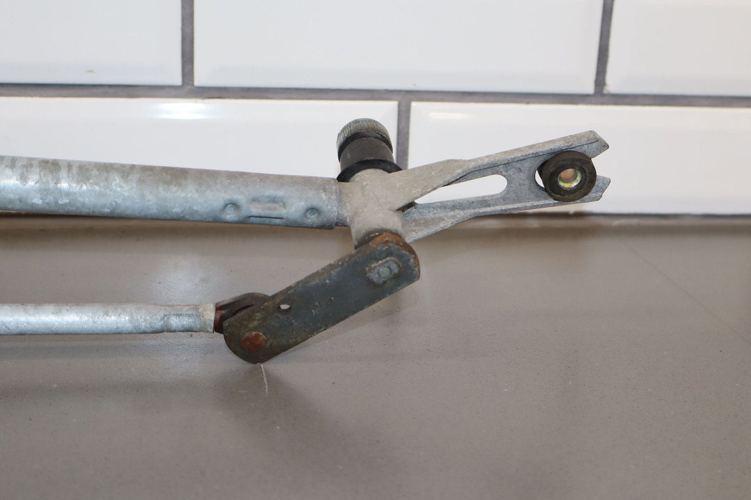 03 - 07 Hummer H2 Windshield Wiper Transmission Linkage W/ Motor (Tested)
