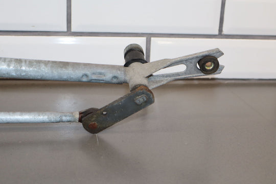 03 - 07 Hummer H2 Windshield Wiper Transmission Linkage W/ Motor (Tested)