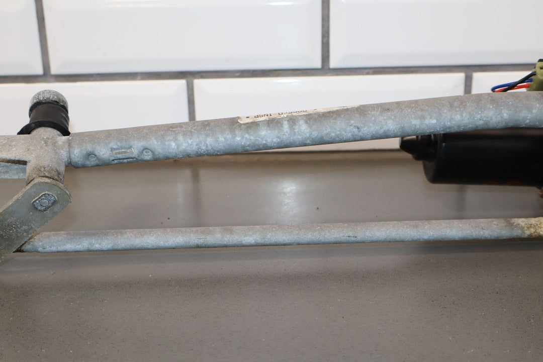 03 - 07 Hummer H2 Windshield Wiper Transmission Linkage W/ Motor (Tested)