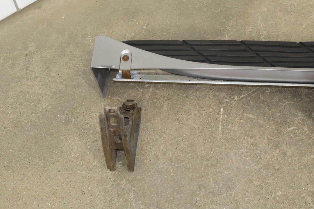 03 - 07 Toyota Land Cruiser Single (1) Left Driving Running Board W/Mount Brackets