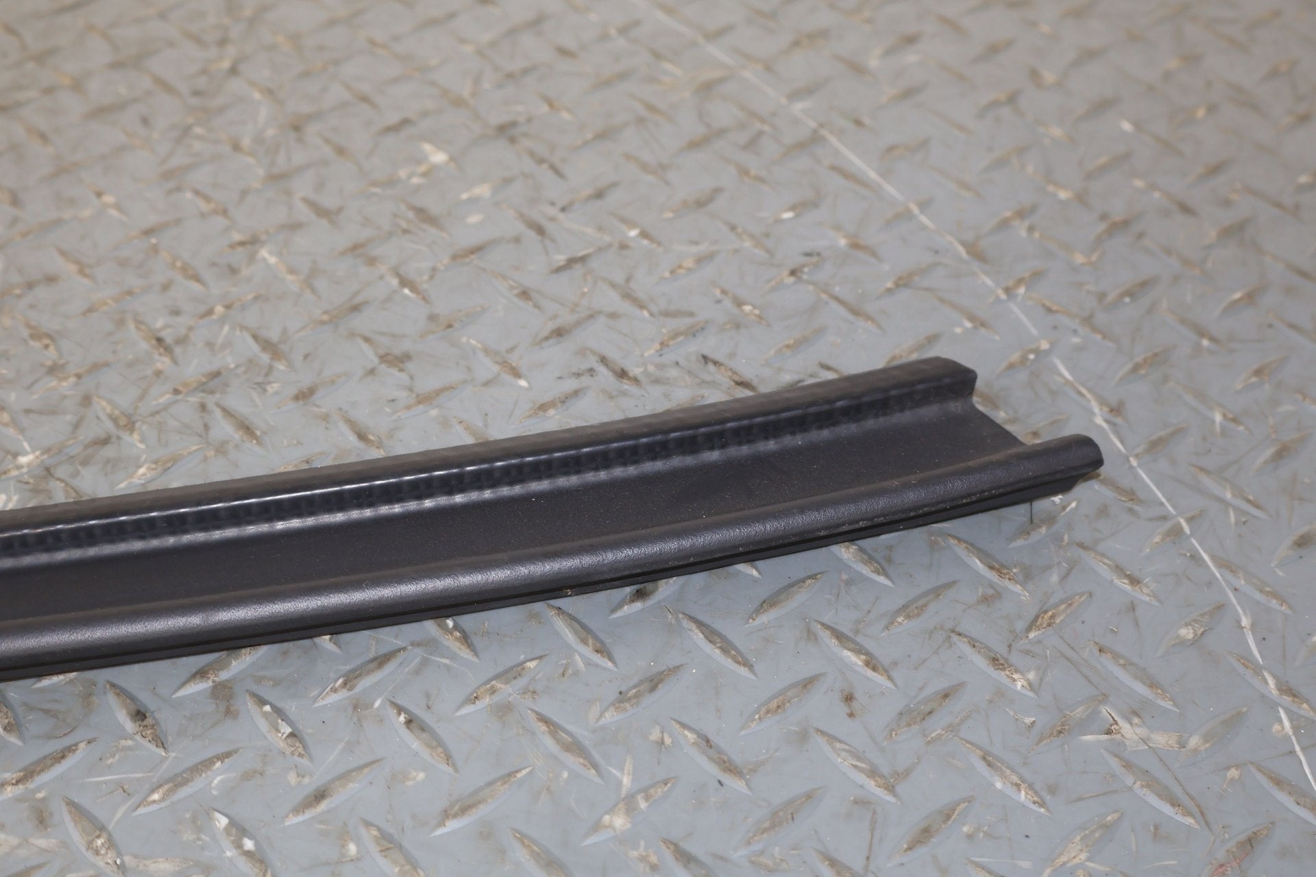 03-09 Hummer H2 Driver Left Rear Door To Body Weather Stripping Gasket Seal