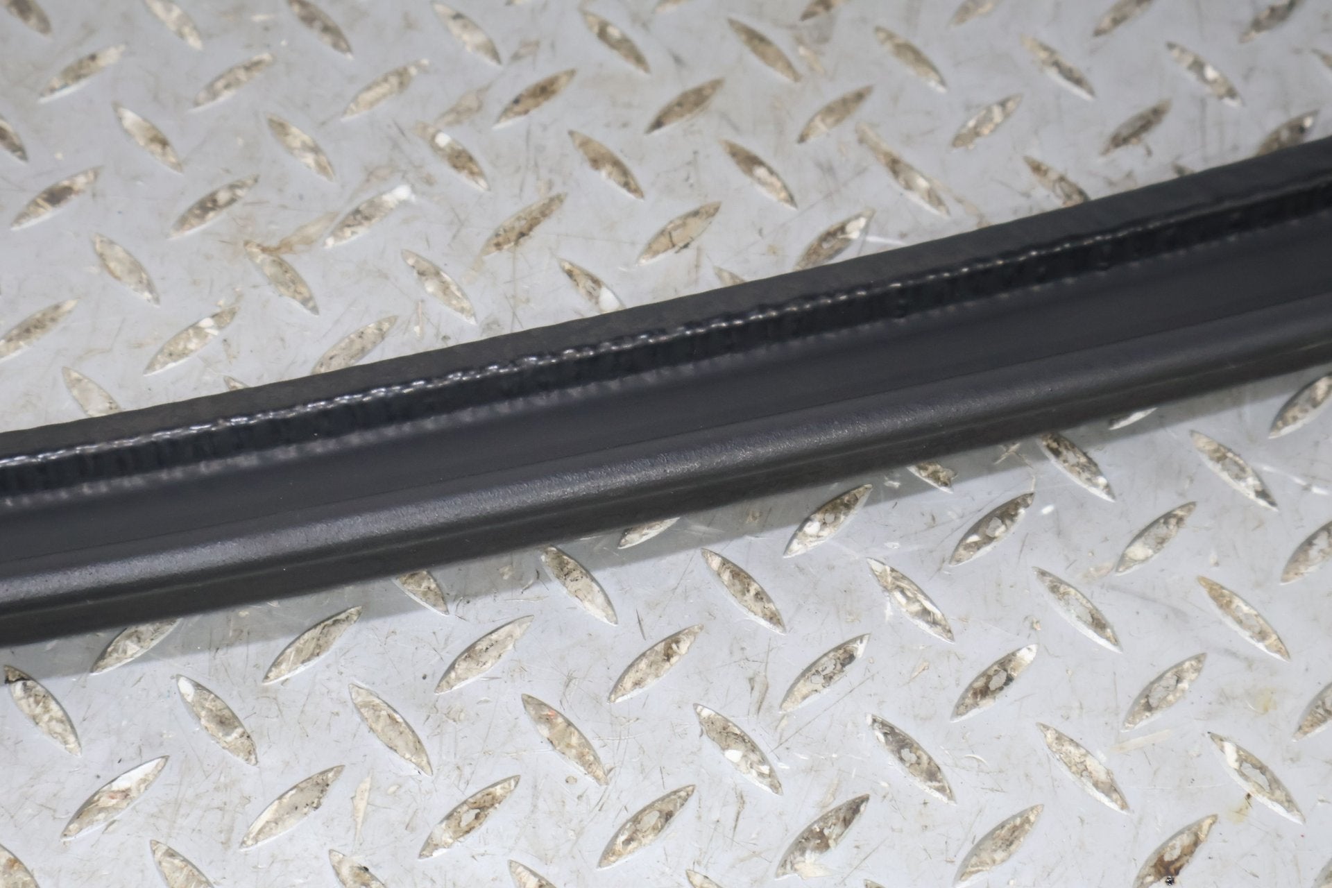03-09 Hummer H2 Passenger Right Rear Door To Body Weather Stripping Gasket Seal