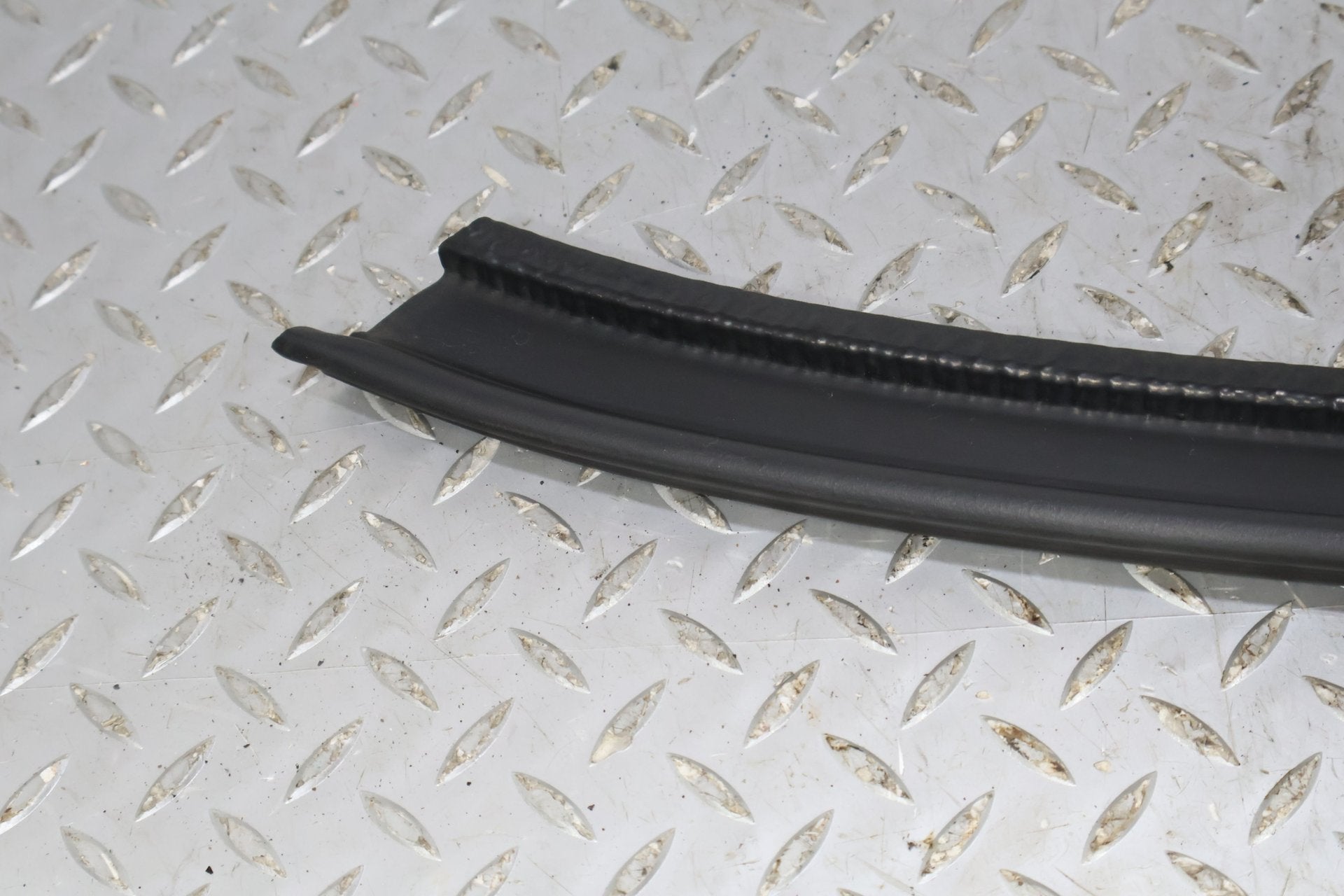 03-09 Hummer H2 Passenger Right Rear Door To Body Weather Stripping Gasket Seal