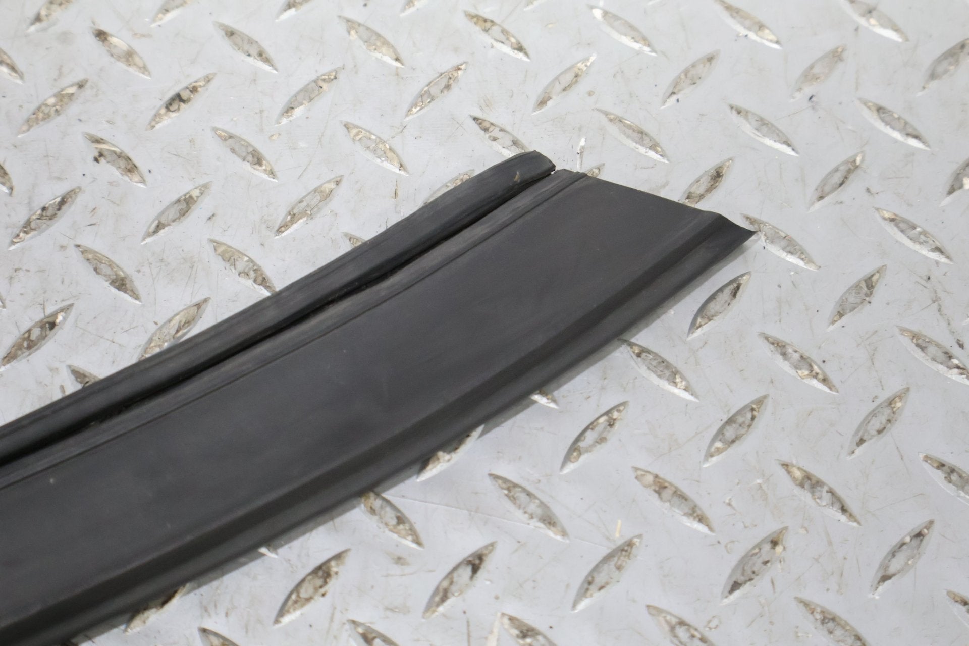 03-09 Hummer H2 Passenger Right Rear Door To Body Weather Stripping Gasket Seal