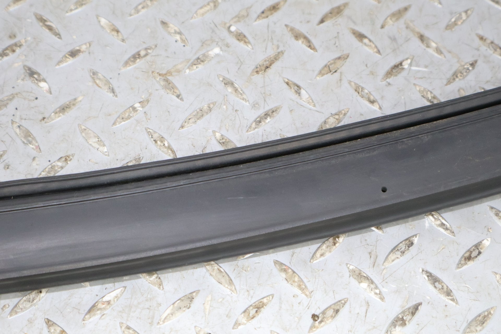03-09 Hummer H2 Passenger Right Rear Door To Body Weather Stripping Gasket Seal