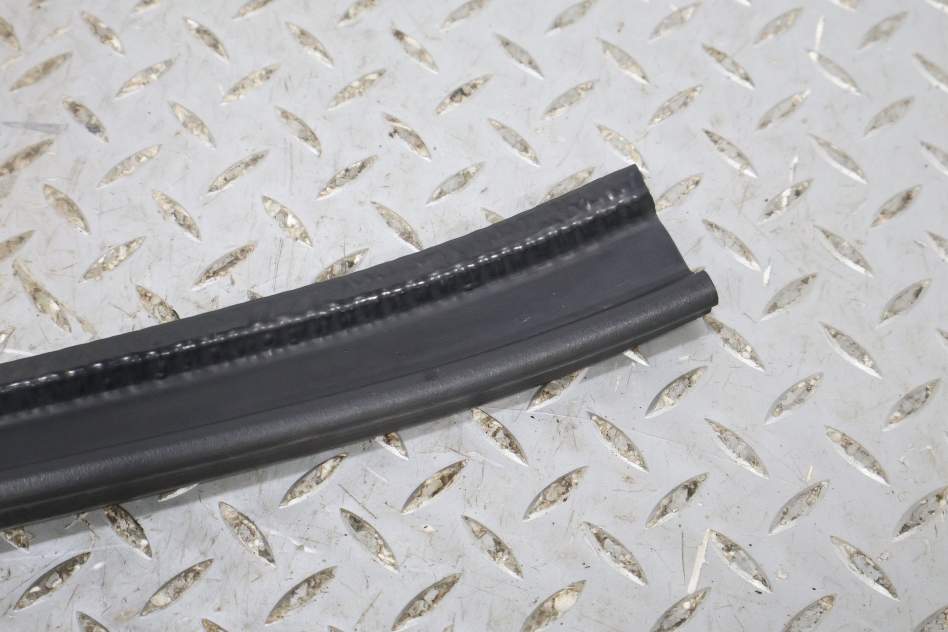 03-09 Hummer H2 Passenger Right Rear Door To Body Weather Stripping Gasket Seal