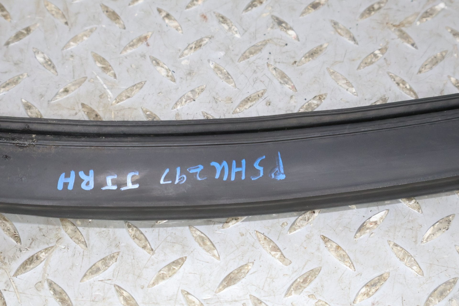 03-09 Hummer H2 Passenger Right Rear Door To Body Weather Stripping Gasket Seal