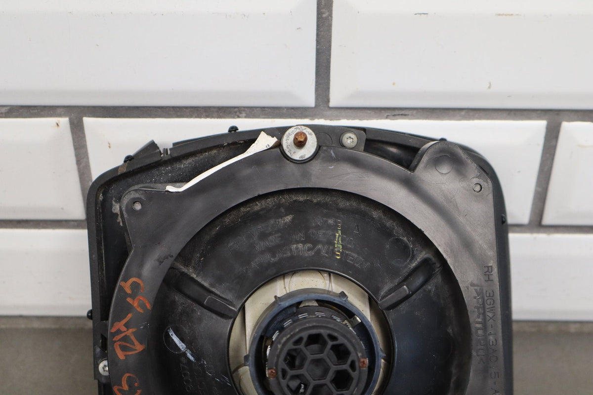 03-09 Hummer H2 Right Headlamp Halogen 15269179
