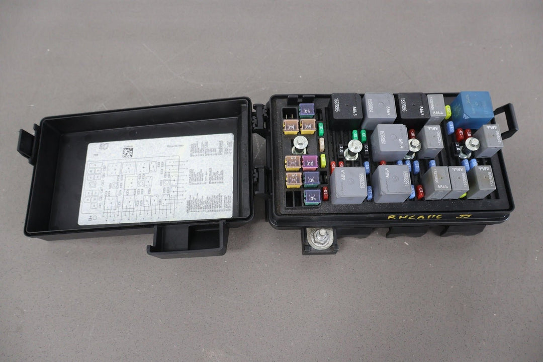 04 - 05 Cadillac XLR 4.6L Engine Fuse Relay Junction Box (95K Miles) Broken Tab