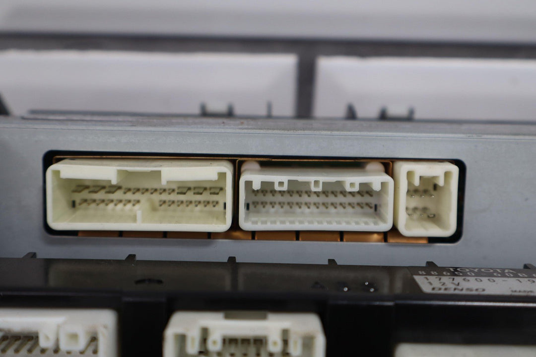 04 - 07 Toyota LandCruiser Audio System Display Screen *CD - Cassette - Receiver*