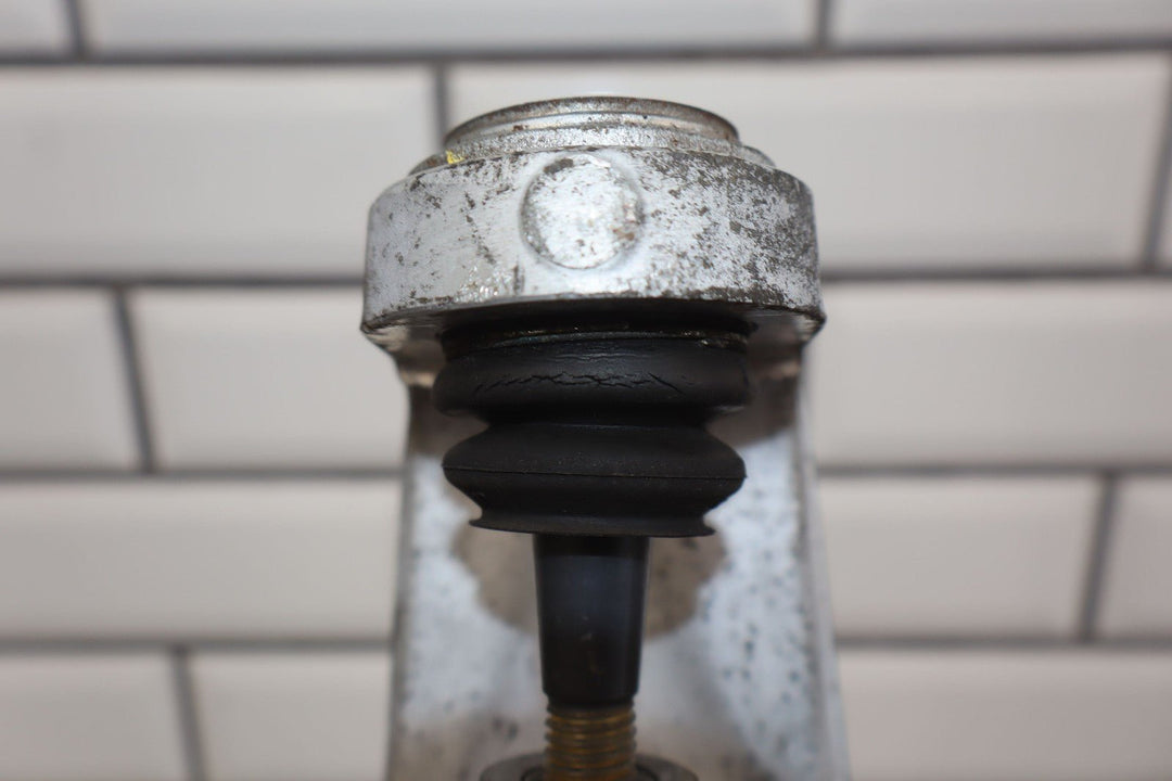 04 - 09 Cadillac XLR & 05 - 13 Corvette C6 Left LH FRONT Spindle Knuckle W/Hub