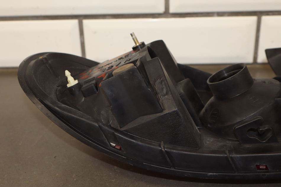 2001-2005 Mazda MX-5 Miata Right Tail Light N06651150