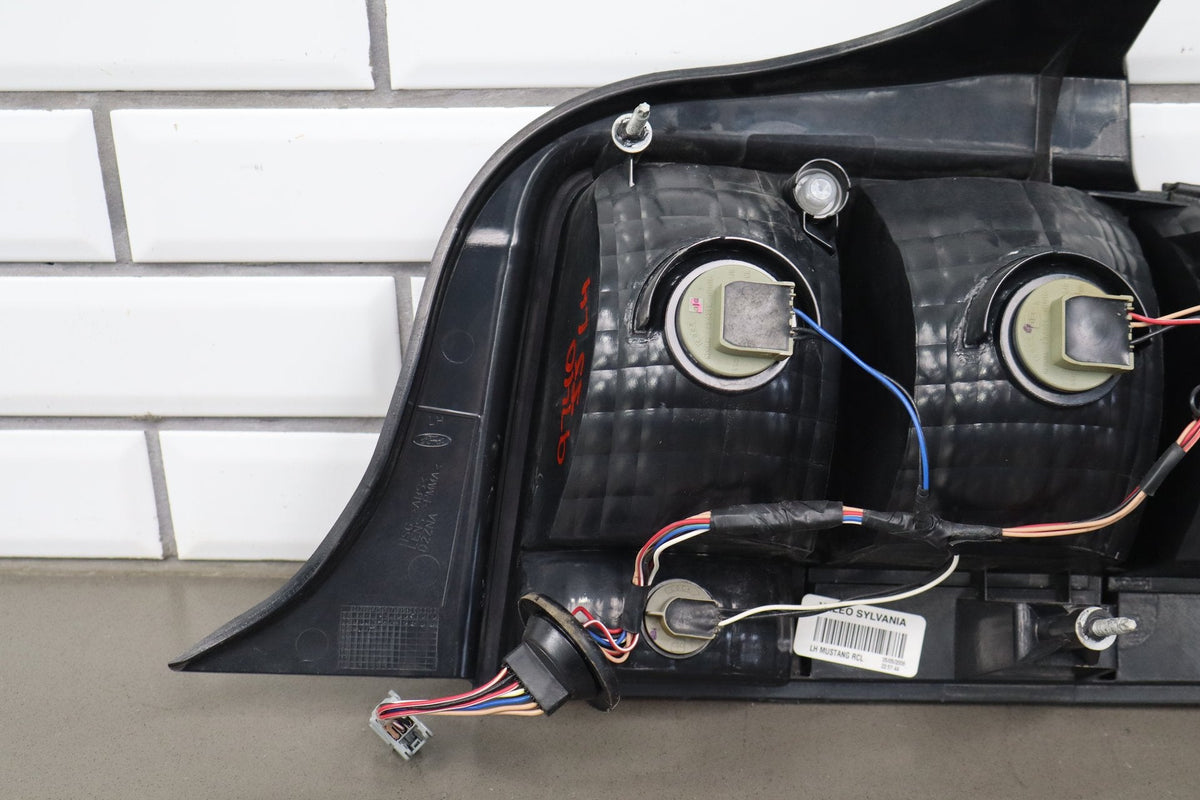 05-09 Ford Mustang S197 Left Right Halogen Tail Light Pair