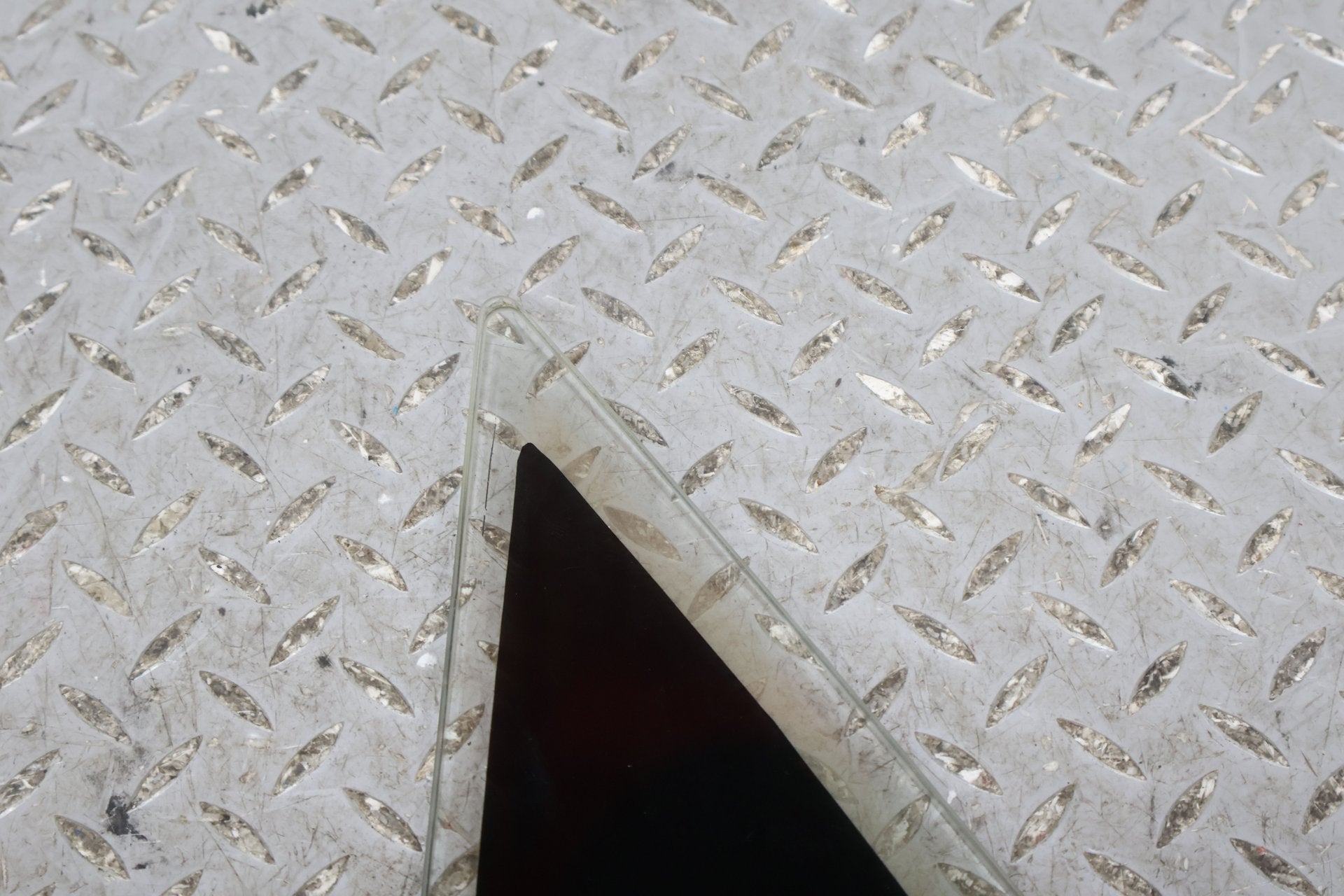 06-12 Bentley Flying Spur Front Left Vent Window Glass (Self Tint) Delaminated