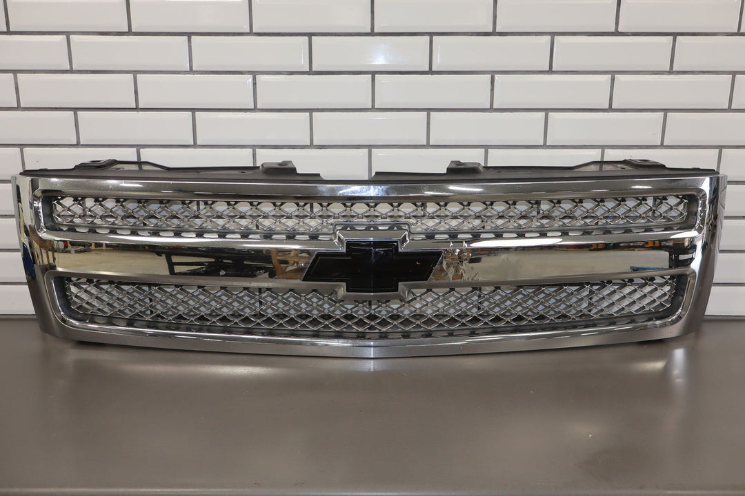07 - 13 Chevy Silverado OEM Chrome Grille Assembly (See Photos)