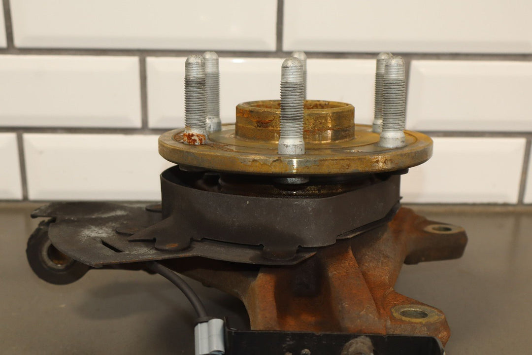 07 - 14 Chevy Suburban GMT900 Passenger Right RH Front Spindle/Knuckle 2WD