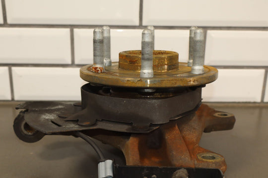 07 - 14 Chevy Suburban GMT900 Passenger Right RH Front Spindle/Knuckle 2WD