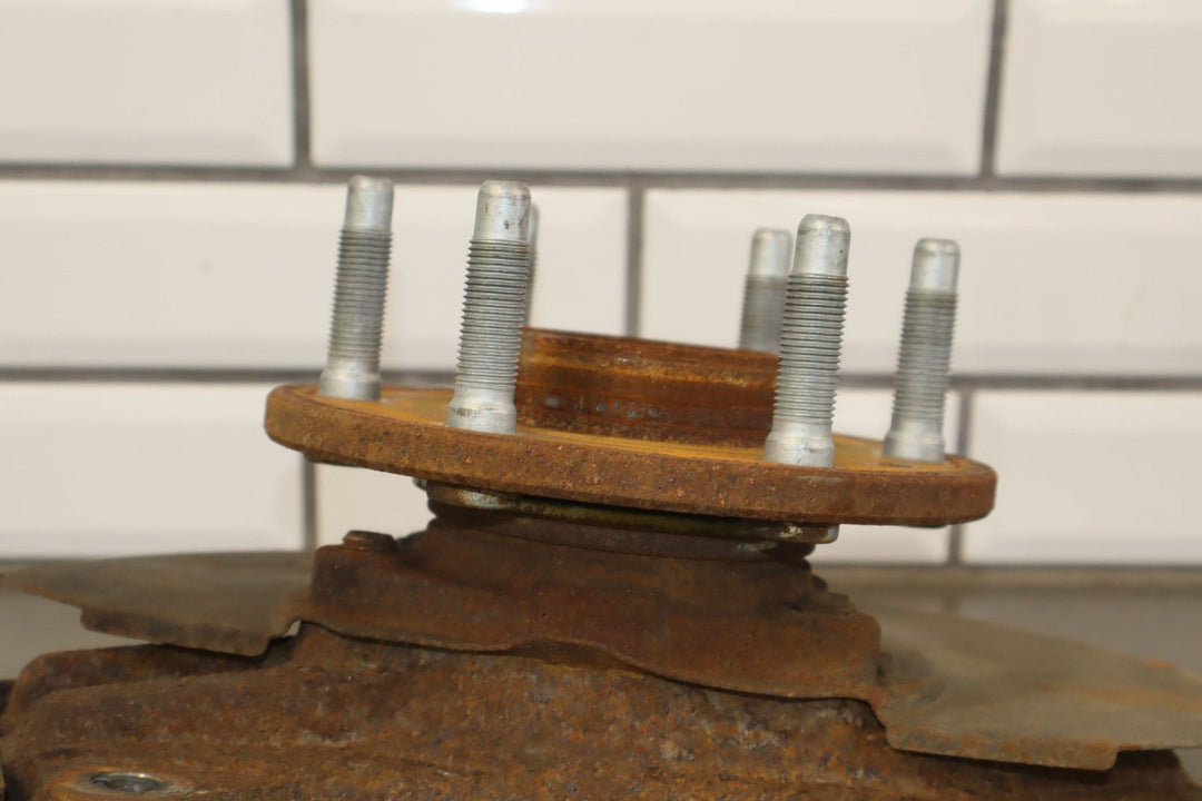 07 - 14 Chevy Suburban Tahoe GMT900 4x4 Passenger Right RH Front Spindle