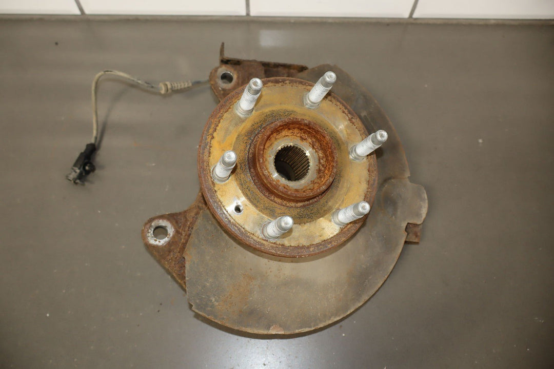 07 - 14 Chevy Suburban Tahoe GMT900 4x4 Passenger Right RH Front Spindle