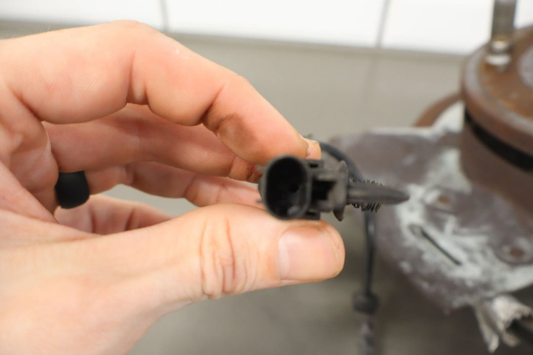 07 - 14 Chevy Tahoe Suburban Yukon Escalade (2WD) Right Front Spindle Knuckle