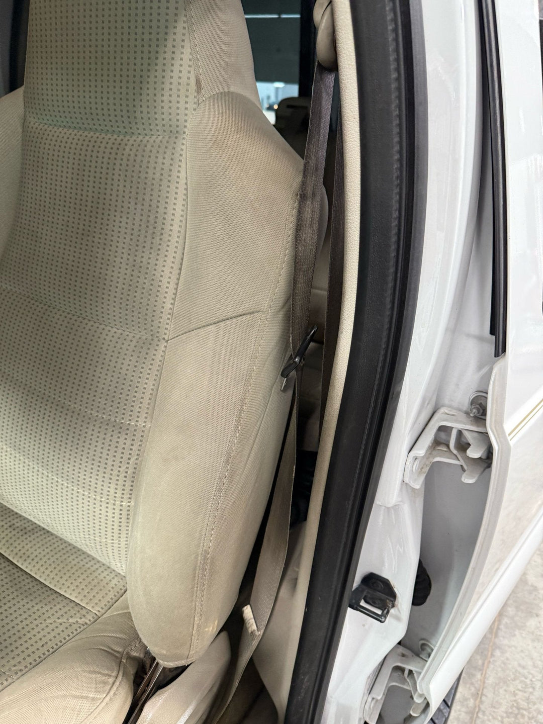 08 - 10 Ford F250 Crew Cab Driver Left LH Front Seat Belt Retractor (Tan 2S)