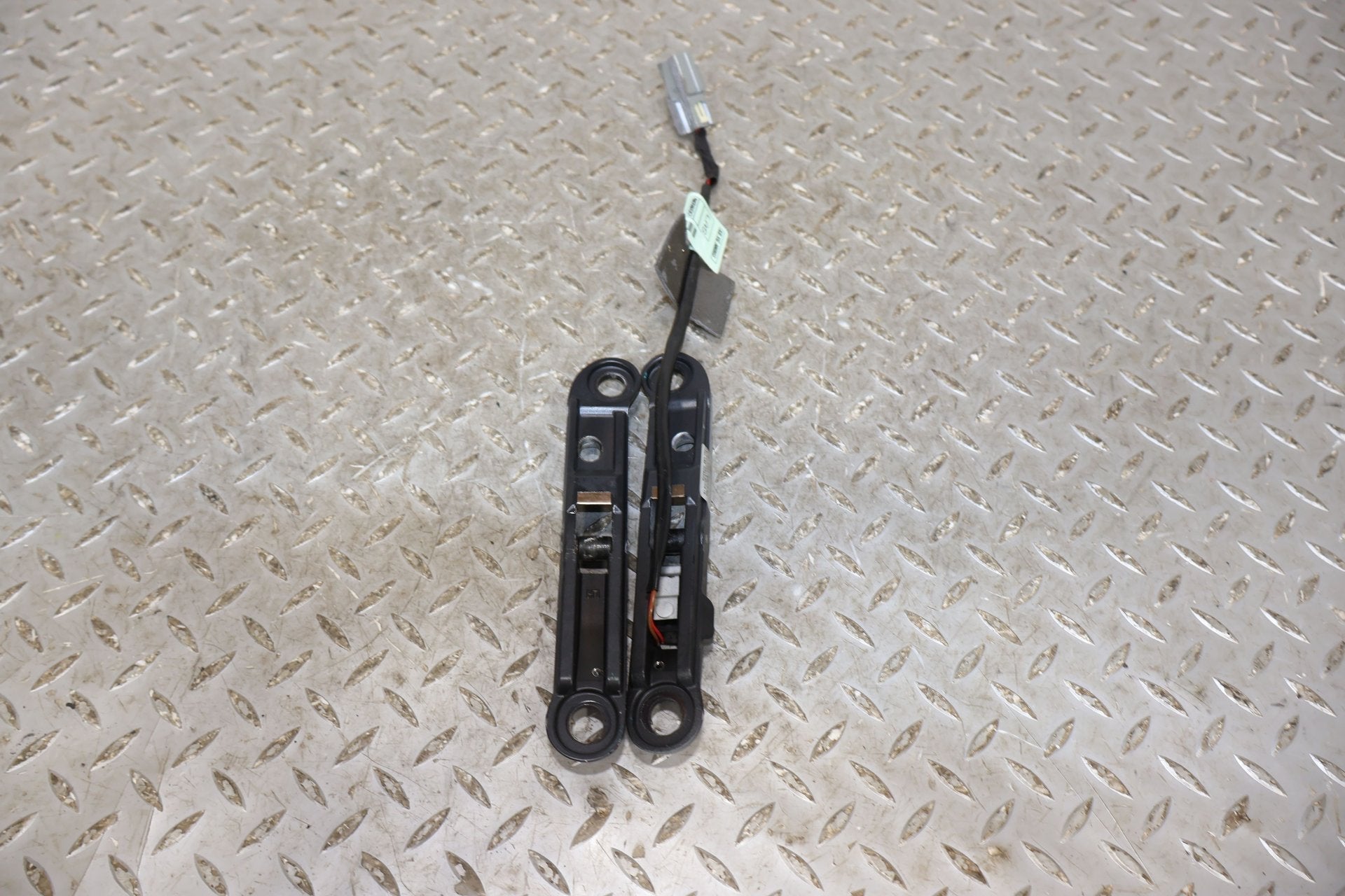 09 Aston Martin V8 Vantage Pair LH&RH Convertible Top Latches (Windshield Mount)