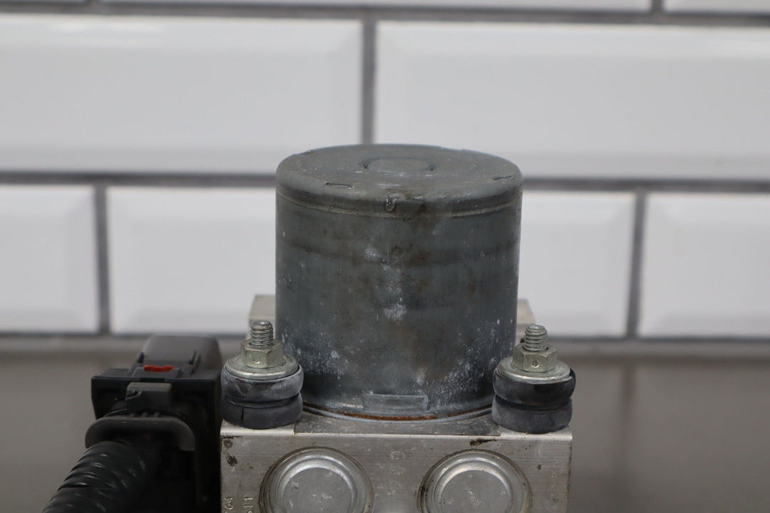 10 - 11 Chevy Camaro SS Anti Lock Brake ABS Pump & Module W/Pigtail