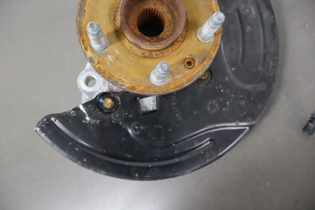 10 - 15 Chevy Camaro Front Right RH Spindle Knuckle W/ Hub