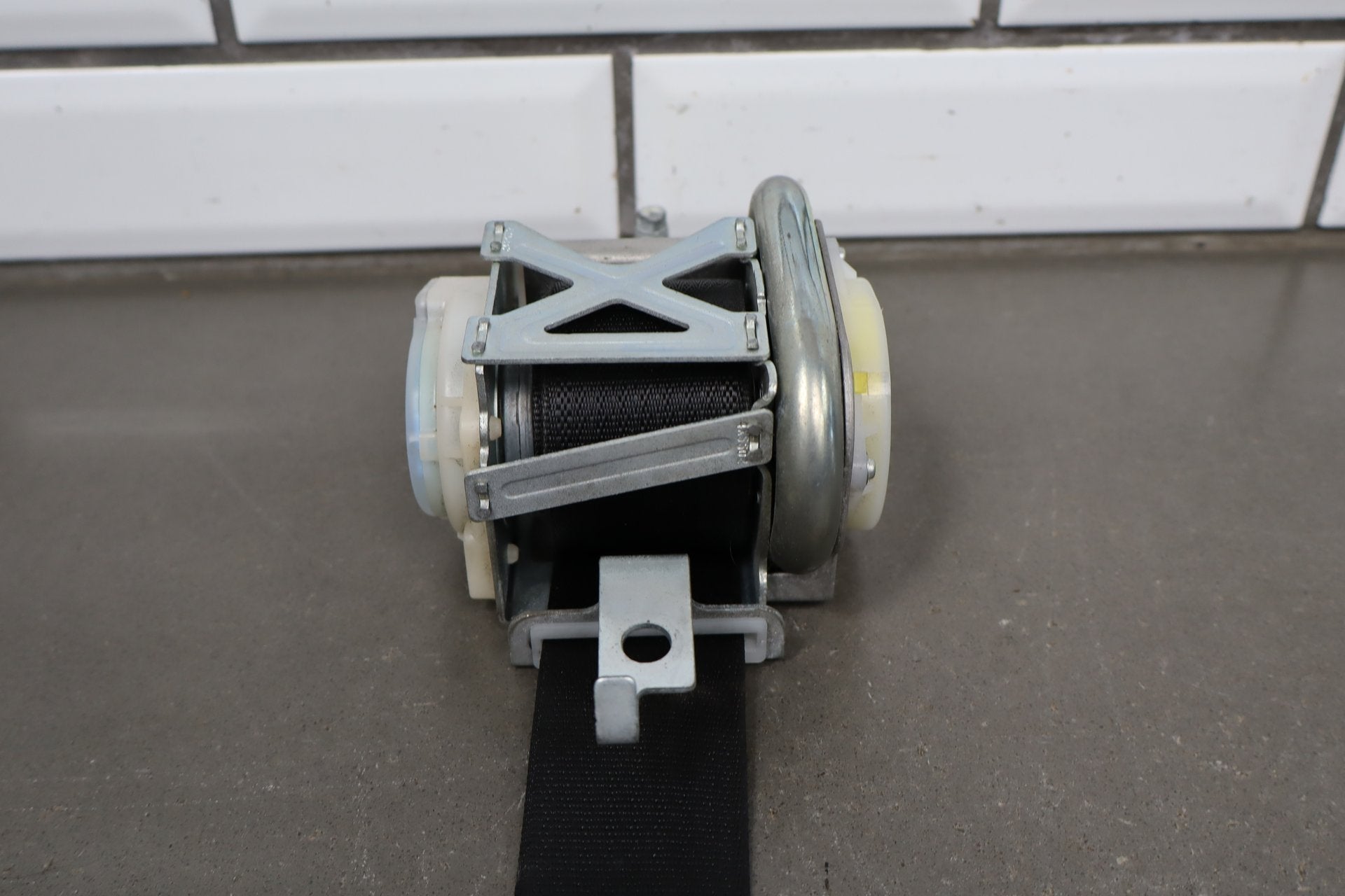 12-20 Tesla Model S Passenger Right Front Seat Belt Retractor