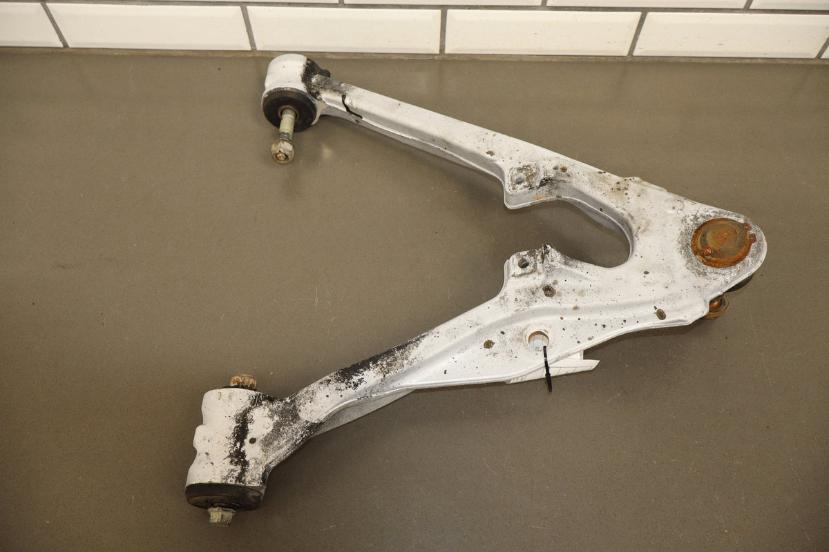 14-17 Cadillac Escalade RF Knee Hub Arms 23125969