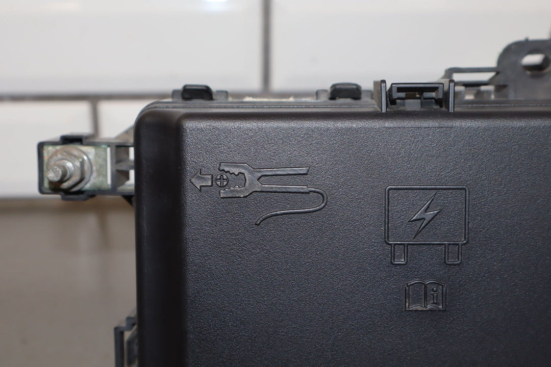 15 - 16 Dodge Charger SRT8 6.4L 392 Underhood Engine Fuse Box 68274148AD