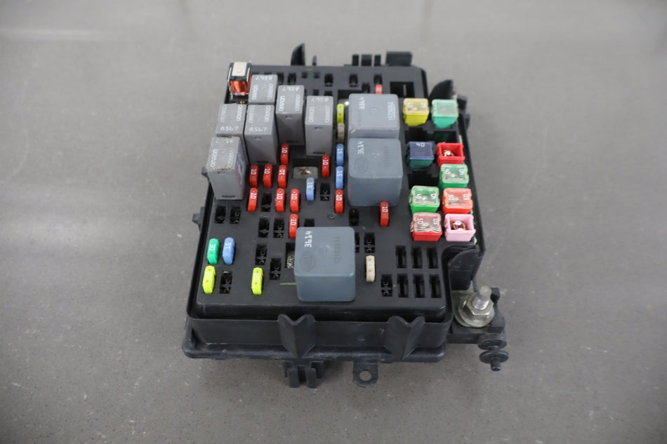 2005 Chevrolet Silverado 2500 GMT800 8.1LL Gasoline Engine Fuse Box 15811689
