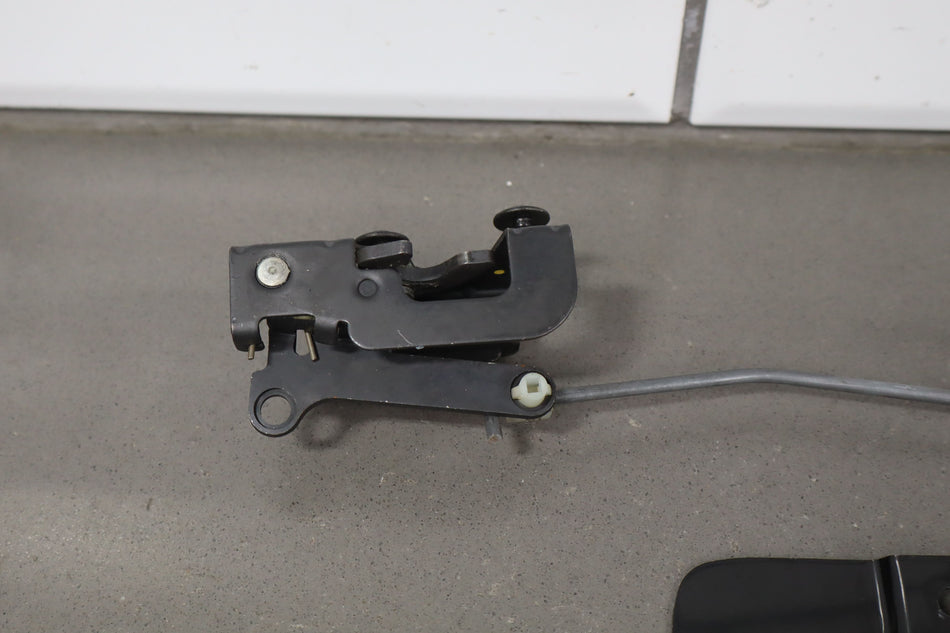 2003-2006 Chevy SSR Tailgate Handle W/Rods & Latches Tested