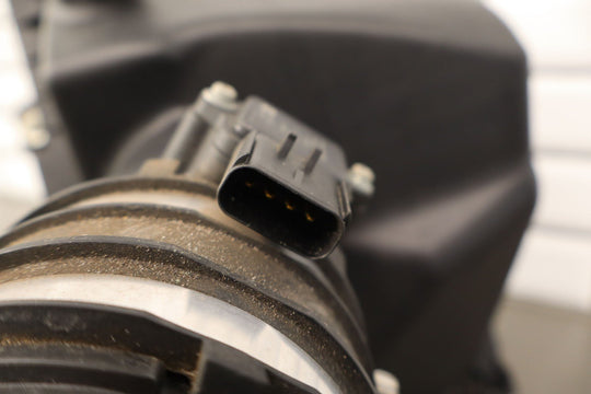 16 - 19 Nissan Titan 5.0L V8 Diesel OEM Air Intake Cleaner Tube Box Base