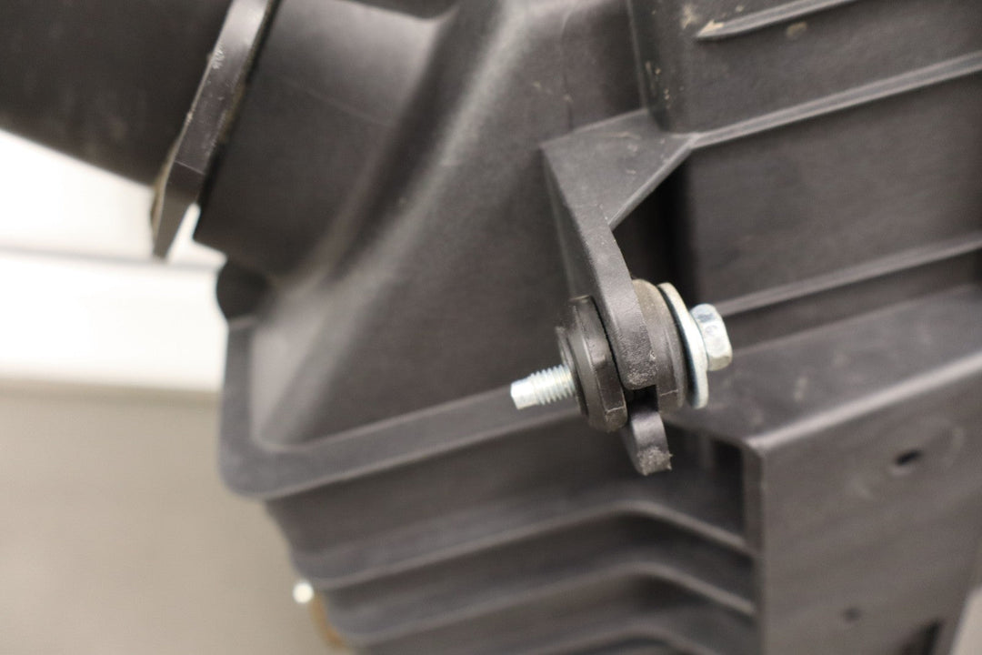 16 - 19 Nissan Titan 5.0L V8 Diesel OEM Air Intake Cleaner Tube Box Base