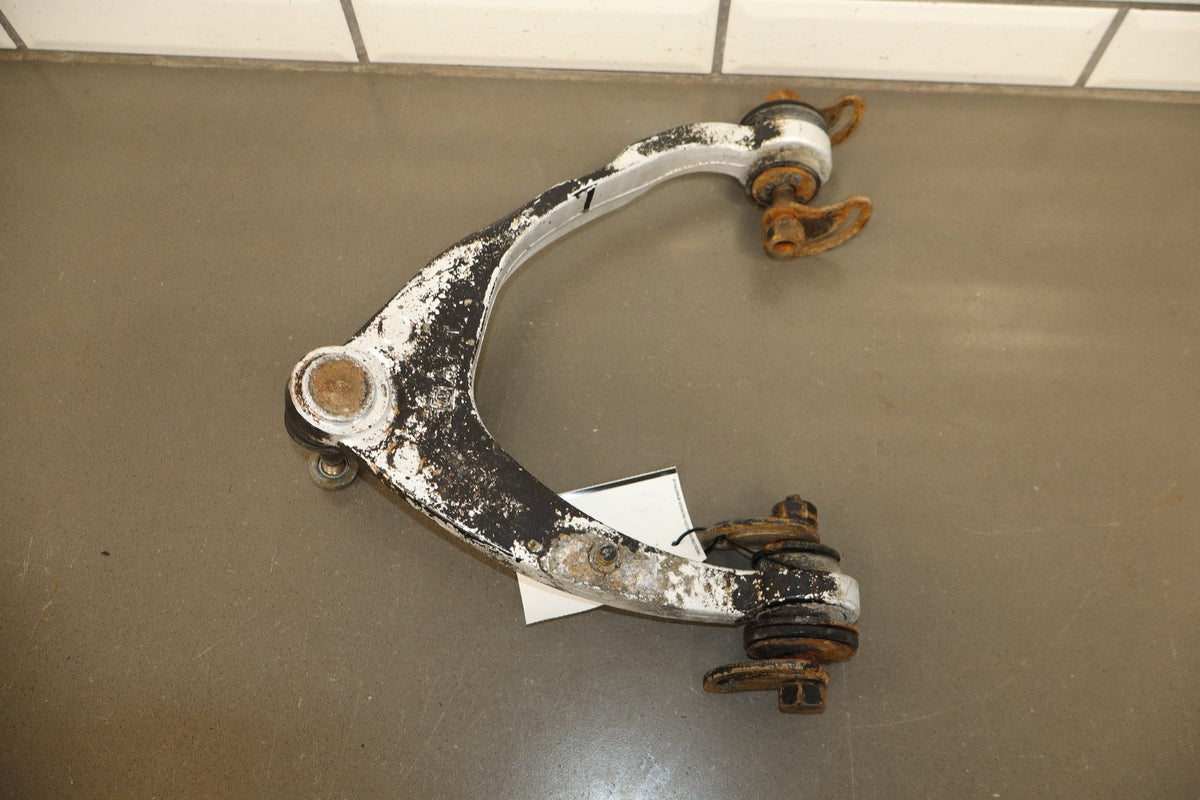 16-20 Cadillac Escalade LF Knee Hub Arms 23420263