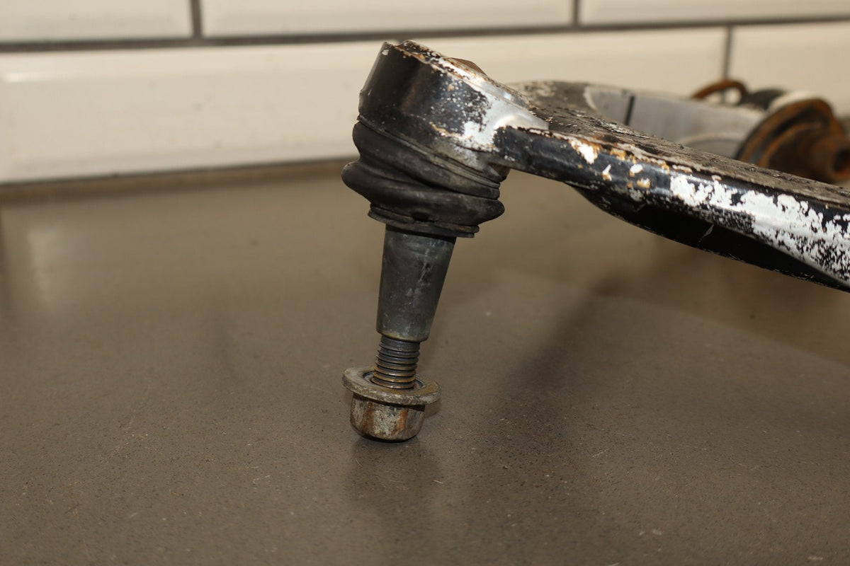 16-20 Cadillac Escalade LF Knee Hub Arms 23420263