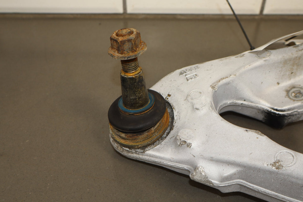 16-20 Cadillac Escalade LF Knee Hub Arms 23420263