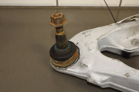 16-20 Cadillac Escalade LF Knee Hub Arms 23420263