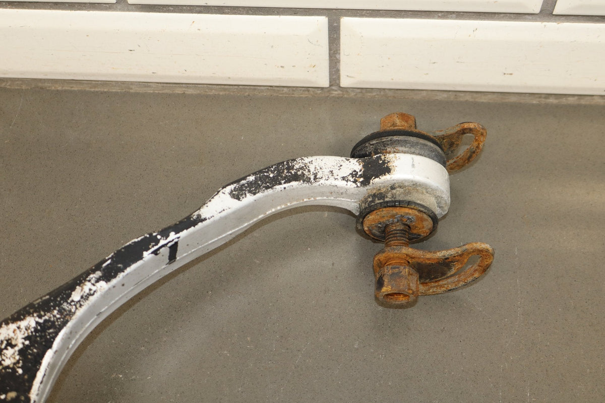 16-20 Cadillac Escalade LF Knee Hub Arms 23420263