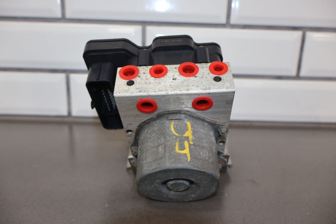 16 - 20 Tesla Model X ABS Anti - Lock Brake Pump & Module W/ Bracket 1037797 - 00 - D