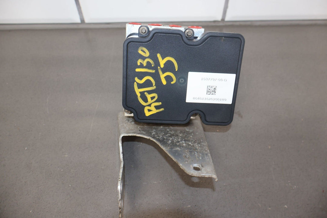 16 - 20 Tesla Model X ABS Anti - Lock Brake Pump & Module W/ Bracket 1037797 - 00 - D