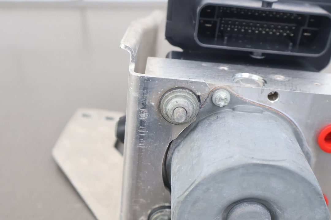 16 - 20 Tesla Model X ABS Anti - Lock Brake Pump & Module W/ Bracket 1037797 - 00 - D