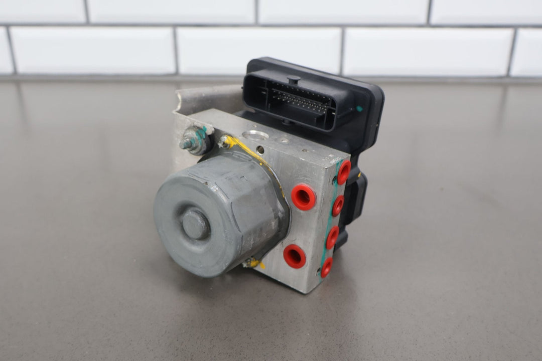 16 - 20 Tesla Model X ABS Anti - Lock Brake Pump & Module W/ Bracket 1037797 - 00 - D