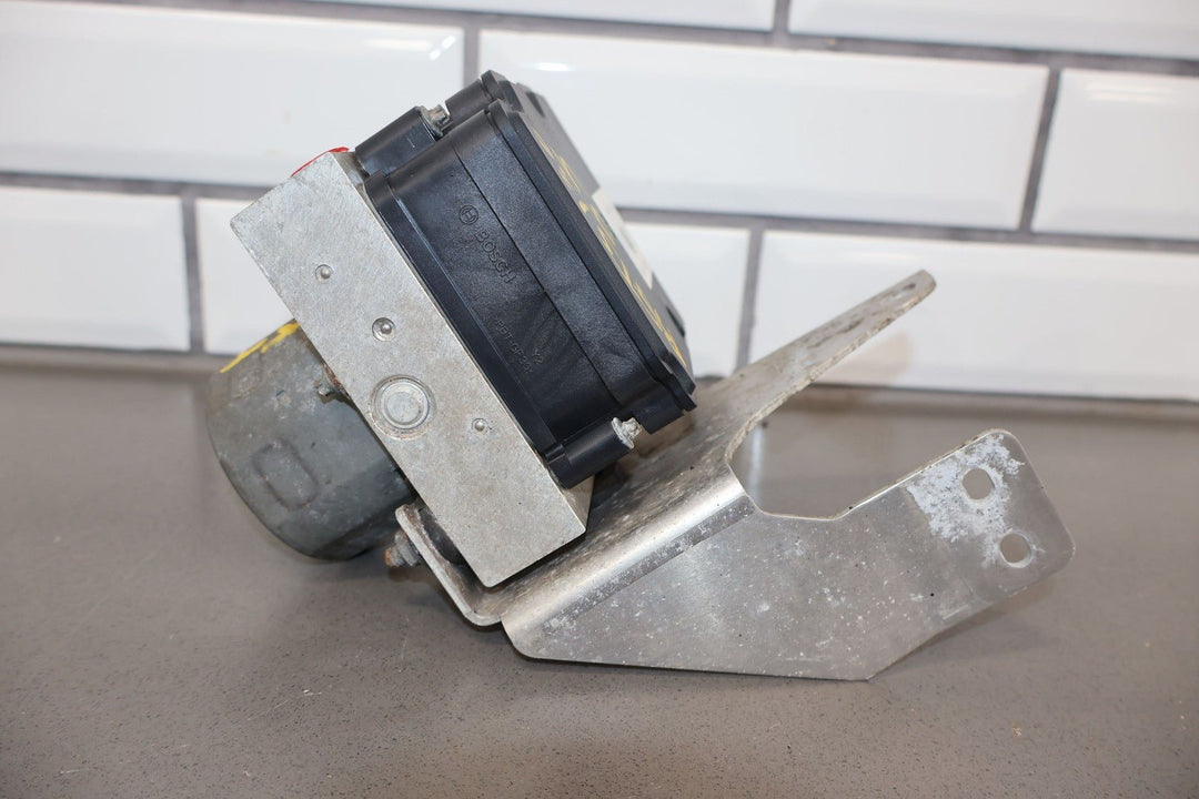 16 - 20 Tesla Model X ABS Anti - Lock Brake Pump & Module W/ Bracket 1037797 - 00 - D