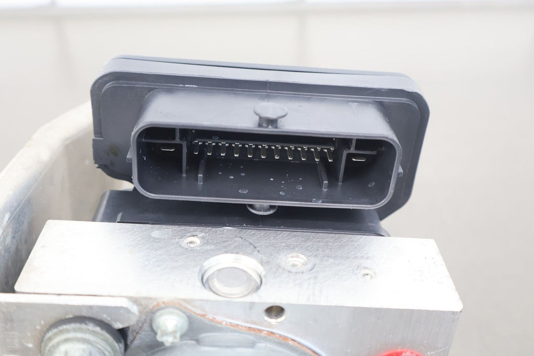 16 - 20 Tesla Model X ABS Anti - Lock Brake Pump & Module W/ Bracket 1037797 - 00 - D