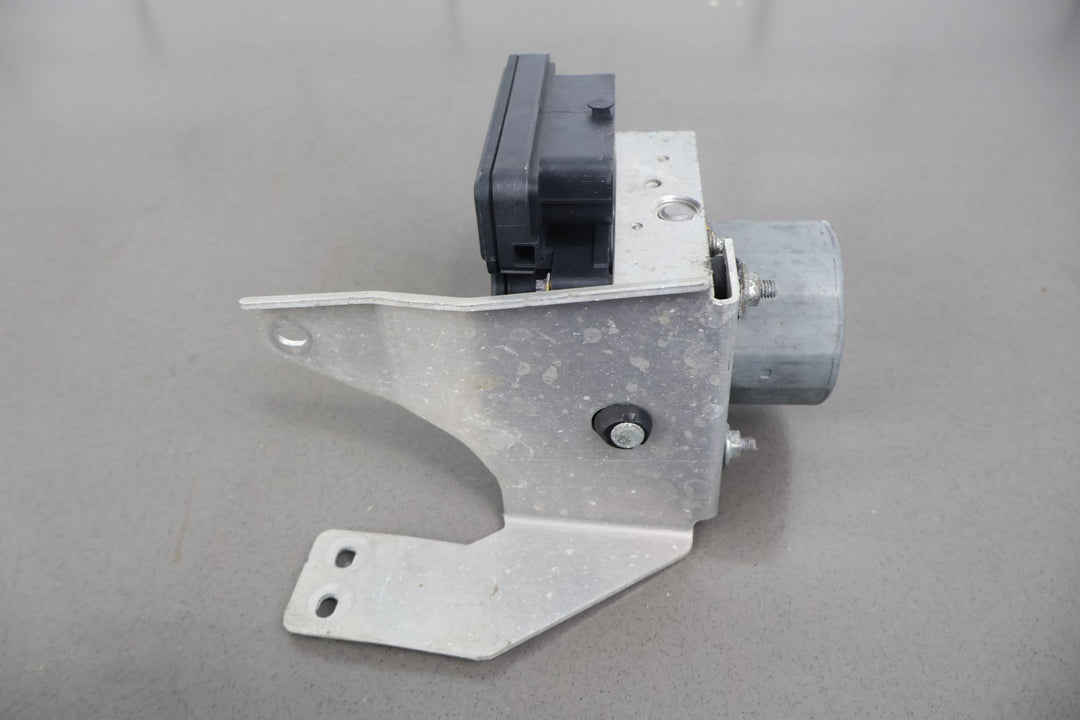 16 - 20 Tesla Model X ABS Anti - Lock Brake Pump & Module W/ Bracket 1037797 - 00 - D