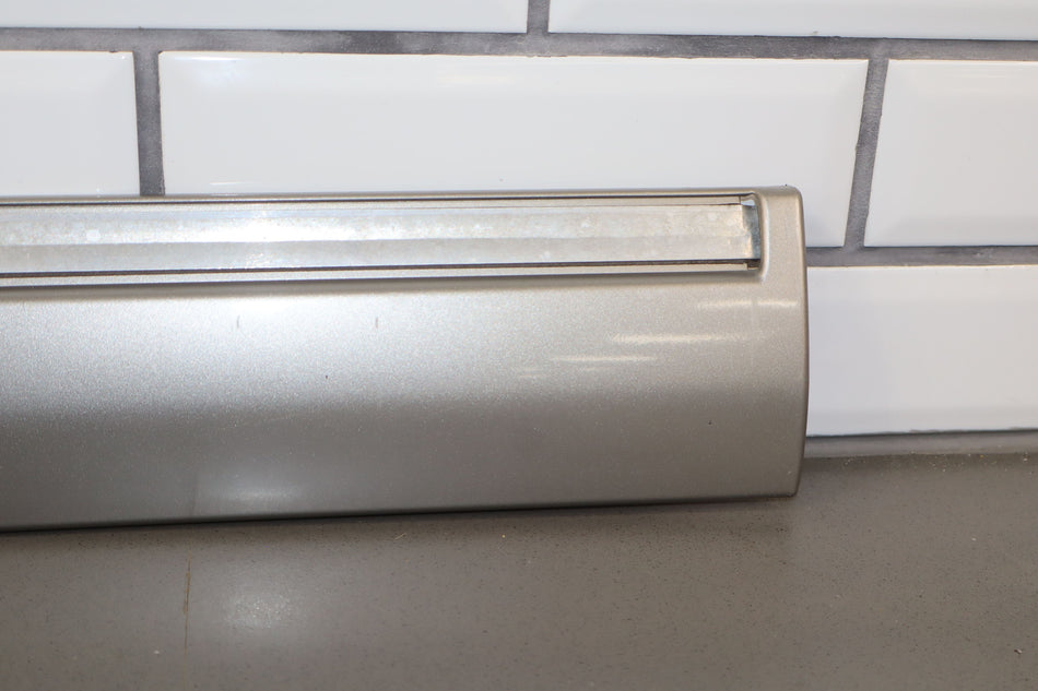 2001 Chevrolet Suburban 2500- Right Front Door Molding