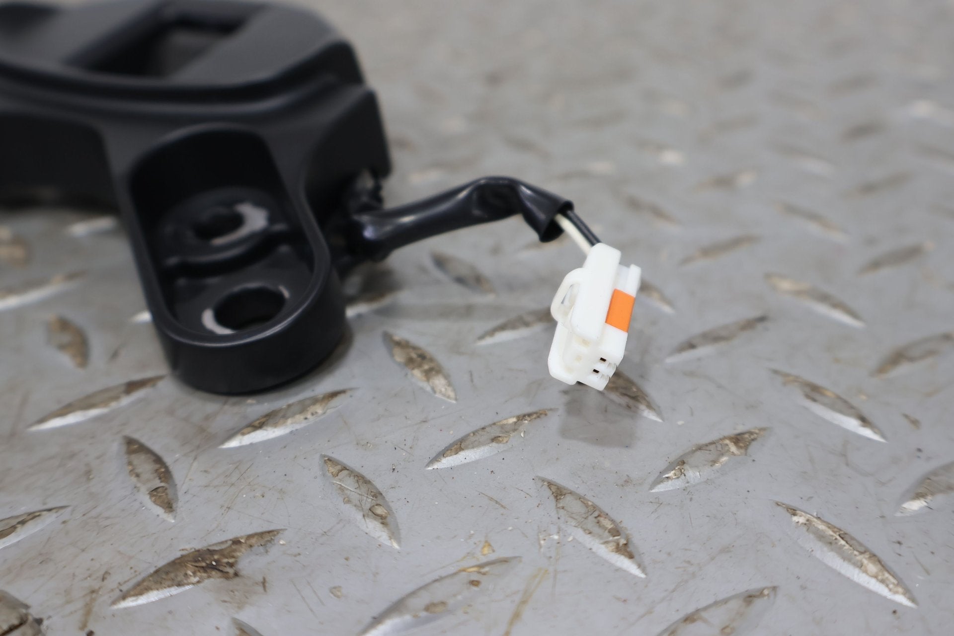 17-19 Fiat 124 Spider OEM Windshield Mounted Convertible Top Latch (Nero XR)