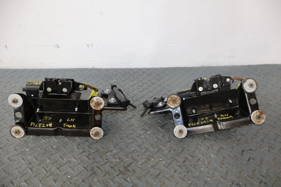 97-04 Chevy Corvette C5 Pair LH&RH Fastback Hatch Trunk Lid Latches With Bracket